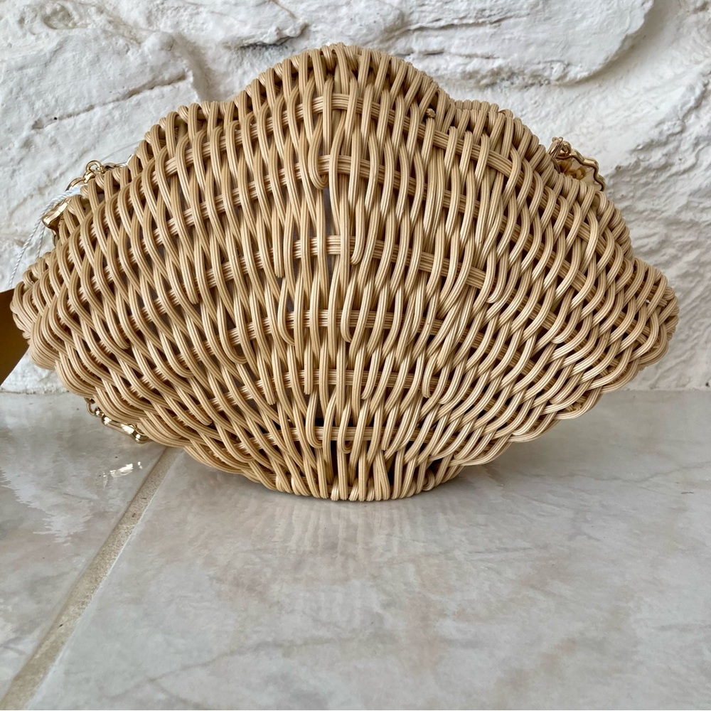 NWT Tommy Bahama seashell shaped woven rattan clam shaped clutch/handbag. - Picture 10 of 16